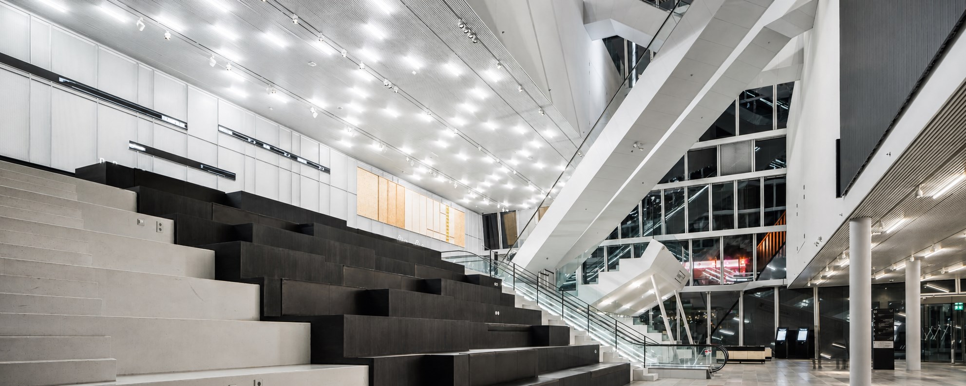 Het atrium van Forum Groningen met maatwerk TDE-verlichting